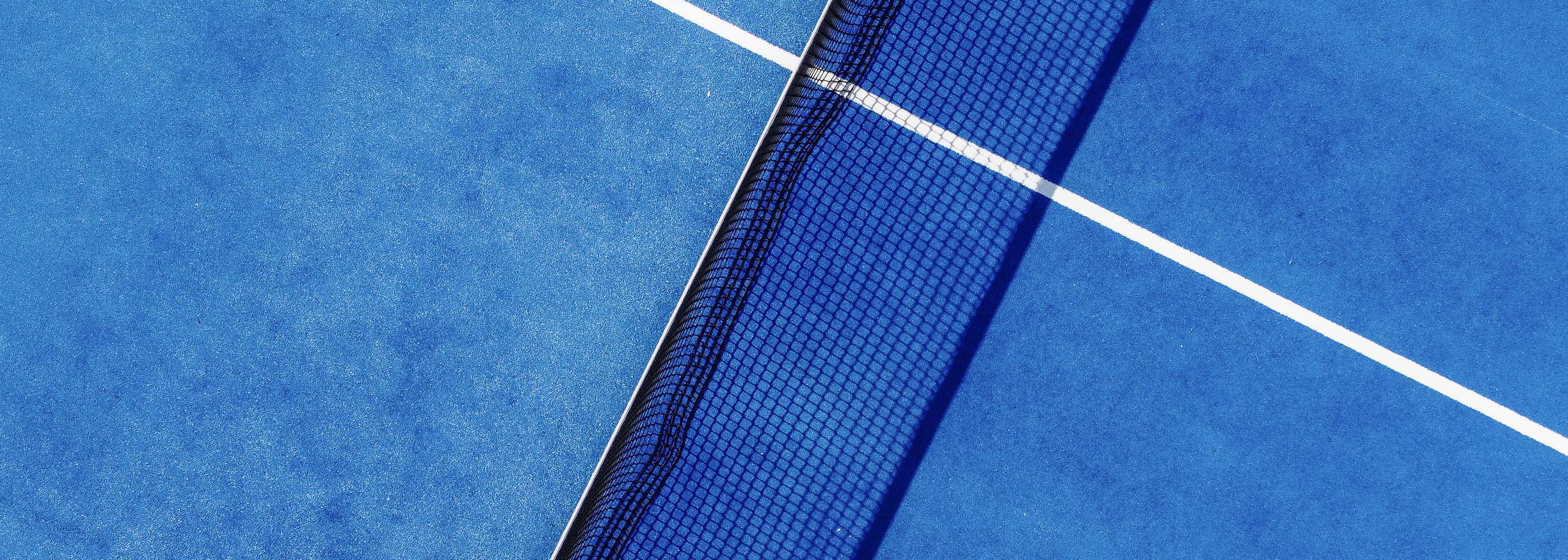 terrain de padel bleu
