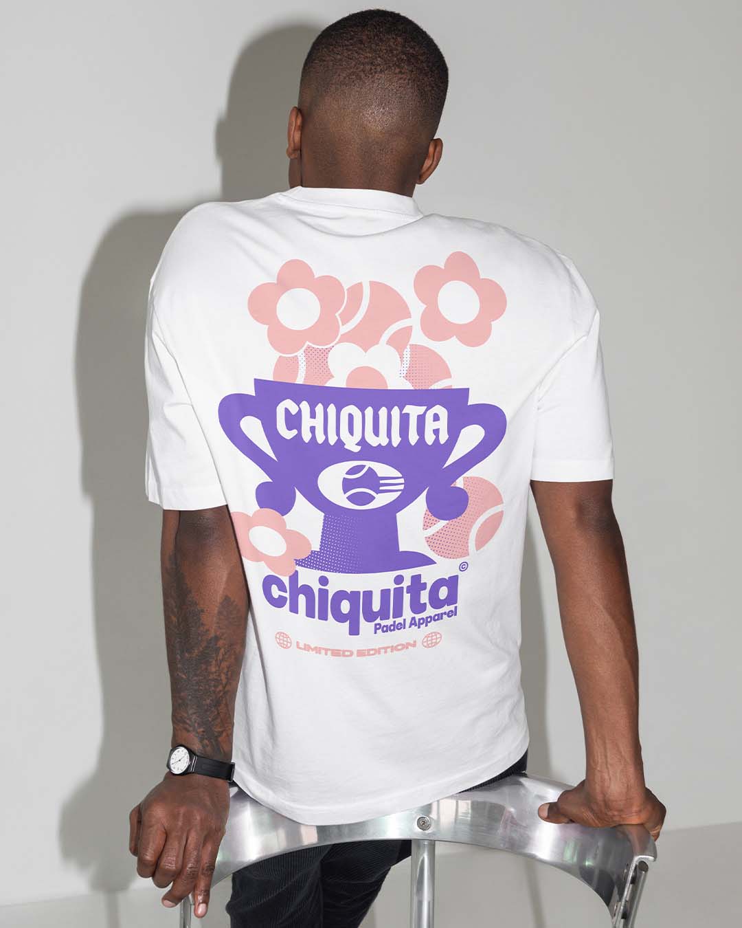 illustration dos tshirt unisexe chiquita trophy oversize